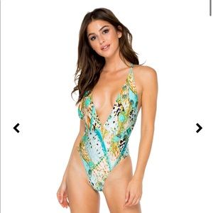 DEEP V REVERSIBLE CROSSED BACK GUANTANAMERA 1piece
